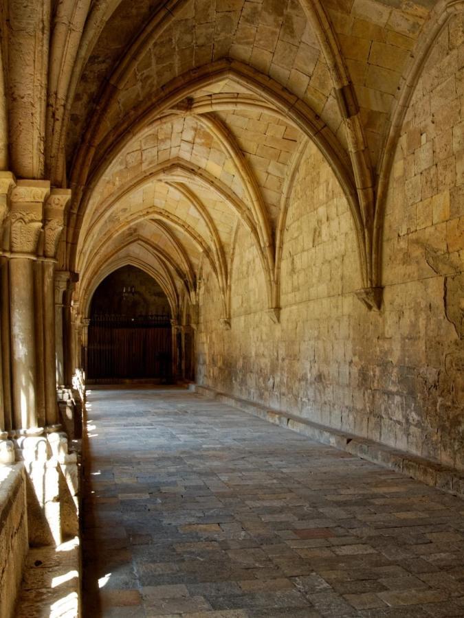 Hostal Patio De La Luna Tarragona Bagian luar foto